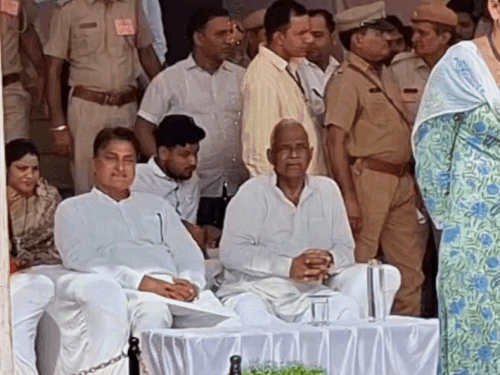 स्वतंत्रता दिवस समारोह में सीकर जिला सांसद अमराराम सहित कई नेता, जनप्रतिनिधि, प्रशासनिक अधिकारी, स्कूली बच्चे व आमजन मौजूद रहे।