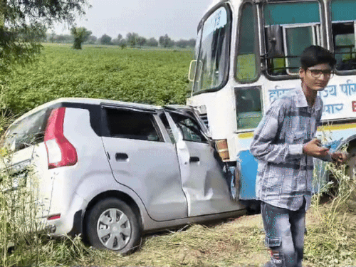 राजस्थान में भादरा तहसील के गांव मुझाना में हरियाणा रोडवेज व कार में टक्कर। - Dainik Bhaskar