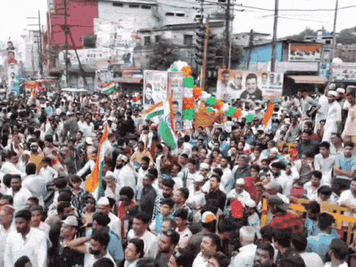 विधायक आरिफ अकील के नेतृत्व में रैली।