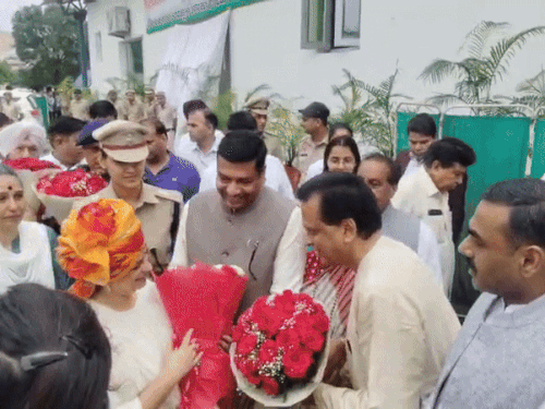 पंचकूला में स्वतंत्रता दिवस कार्यक्रम में पहुंची मंत्री श्रुति चौधरी का स्वागत करते हुए।