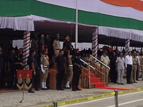 प्रशासक गुलाब चंद कटारिया ने किया ध्वजारोहण । - Dainik Bhaskar