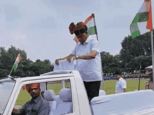 सवाई माधोपुर में स्वतंत्रता दिवस समारोह पर परेड की सलामी लेते कृषि मंत्री डॉ. किरोड़ीलाल मीणा।