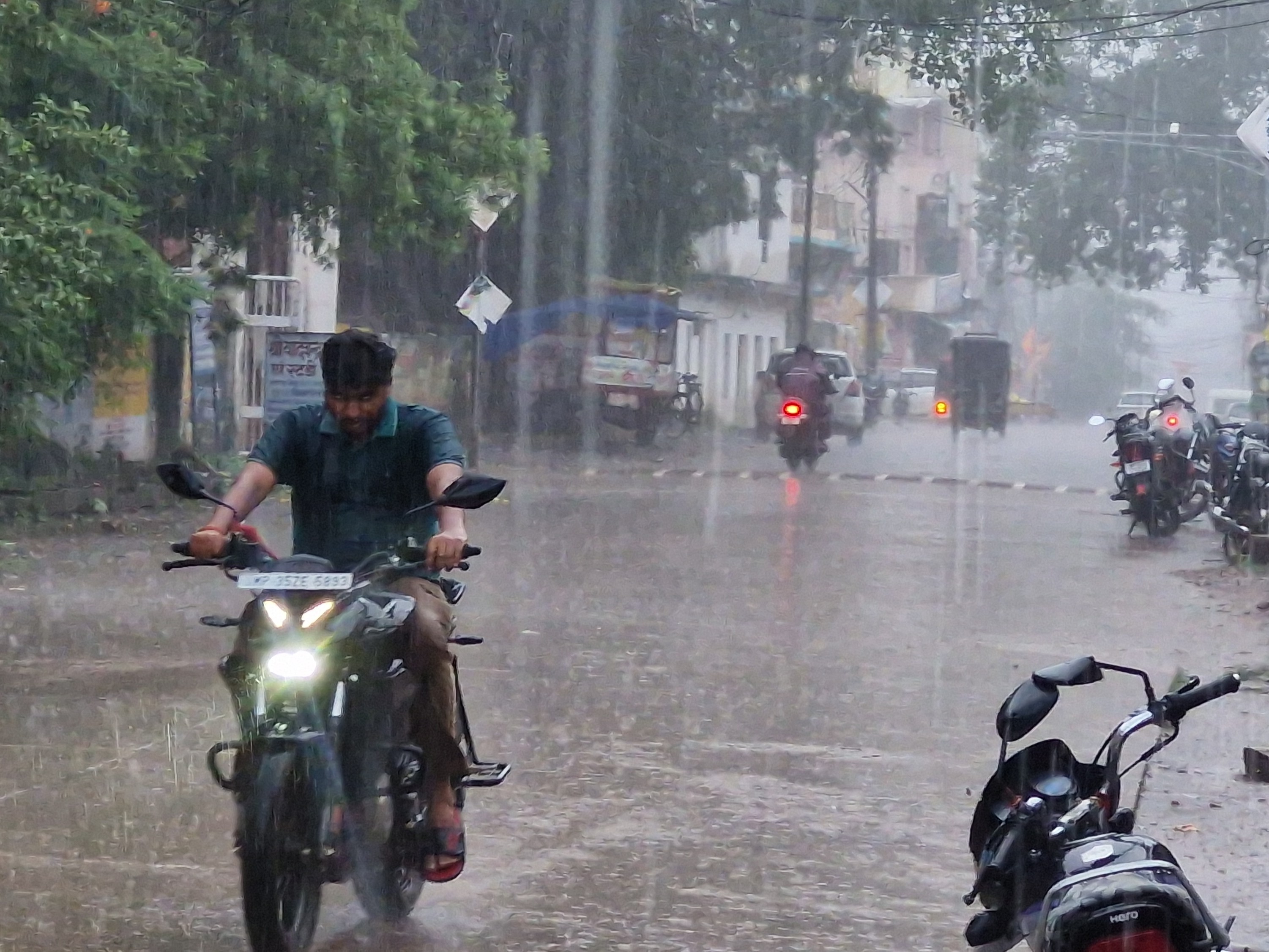 स्वतंत्रता दिवस के बाद मूसलाधार बारिश से सड़कें जलमग्न।