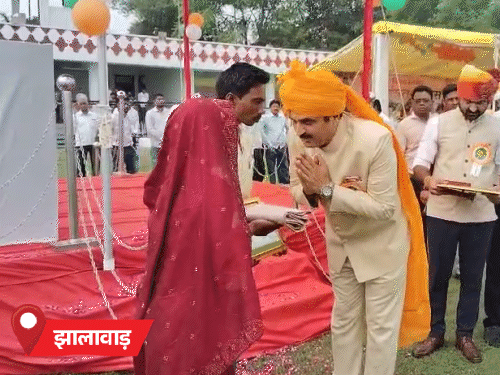 झालावाड़ के पिपलोदी स्कूल हादसे में जान गंवाने वाले बहन-भाई के माता-पिता राजू रैदास और उनकी पत्नी के आंसू निकल पड़े।