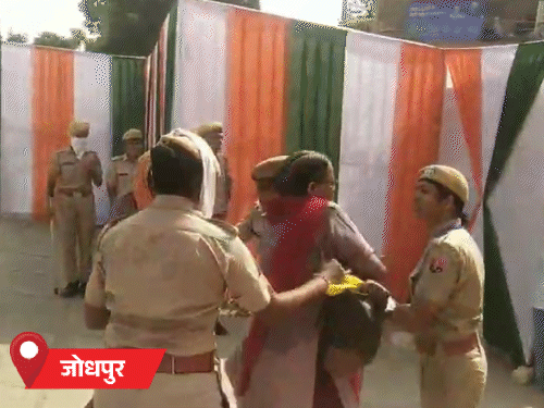 जोधपुर में स्वतंत्रता दिवस समारोह के दौरान देर से पहुंचे लोगों को स्टेडियम के बाहर रोक दिया। इस दौरान जबरन अंदर घुसने की कोशिश कर रही महिलाएं पुलिस से उलझ गईं।
