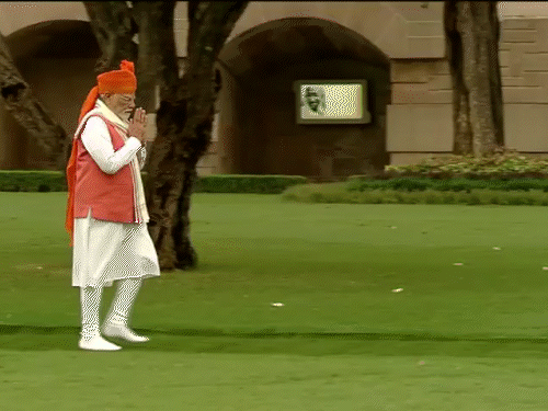 तस्वीर 1: स्वतंत्रता दिवस के मौके पर मोदी राजघाट पहुंचे, वहां महात्मा गांधी को श्रद्धांजलि दी।