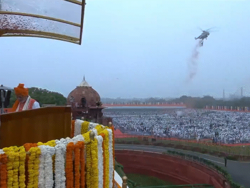 तस्वीर 9: पीएम मोदी के संबोधन के दौरान MI-16 हेलिकॉप्टर से फूल बरसाए गए।