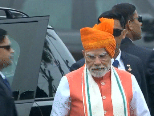 तस्वीर 3: पीएम मोदी ने केसरिया पगड़ी पहनी। गले में तिरंगा का गमछा डाला। ये चौथा मौका रहा जब उन्होंने केसरिया पगड़ी पहनी।