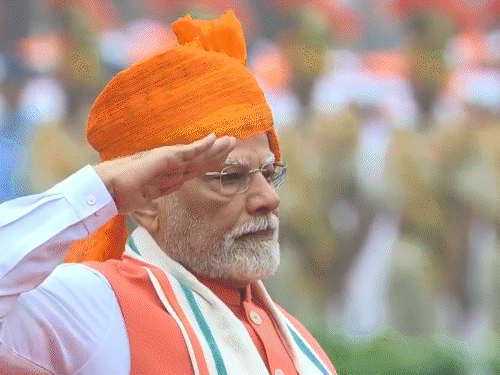 तस्वीर 7: स्वतंत्रता दिवस पर तीनों सेनाओं ने पीएम मोदी को गार्ड ऑफ ऑनर दिया।