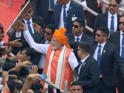 तस्वीर 13: आम लोगों के बीच पीएम जब पहुंचे तो एक शख्स ने पीएम को उनकी मां के साथ वाली फोटो गिफ्ट की।