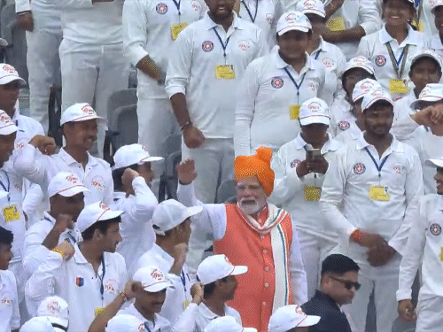 तस्वीर 11: पीएम मोदी बच्चों के बीच पहुंचे और जय हिंद के नारे लगवाए।