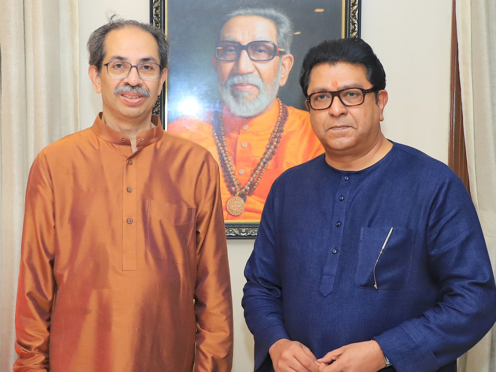फोटो 27 जुलाई की है, जब उद्धव ठाकरे के जन्मदिन पर राज उन्हें बधाई देने मातोश्री पहुंचे थे। - Dainik Bhaskar