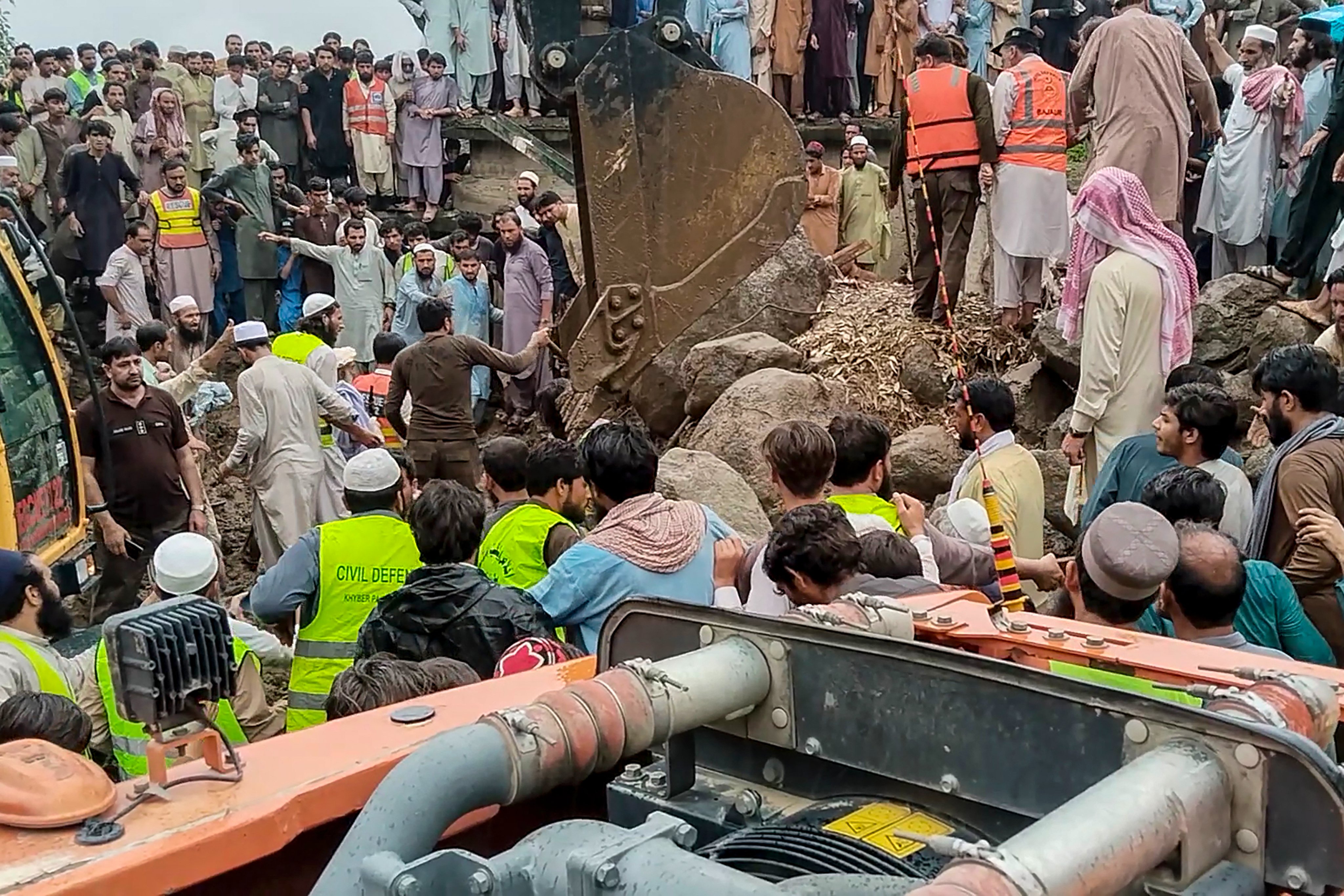 JCB मशीन से लोगों का रेस्क्यू किया जा रहा है।