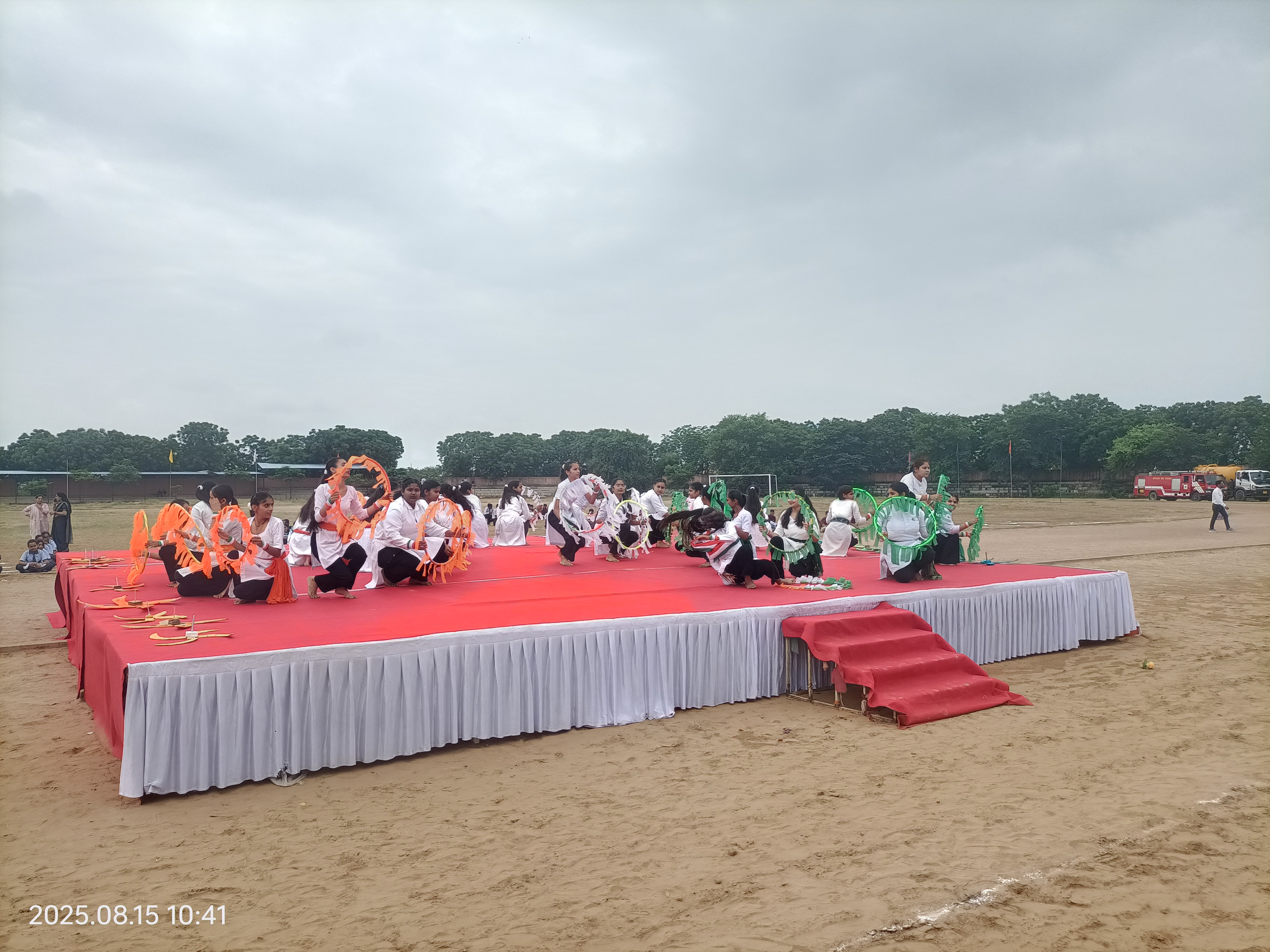 समारोह में छात्राओं ने एक से बढ़कर एक परफॉर्म दिया।