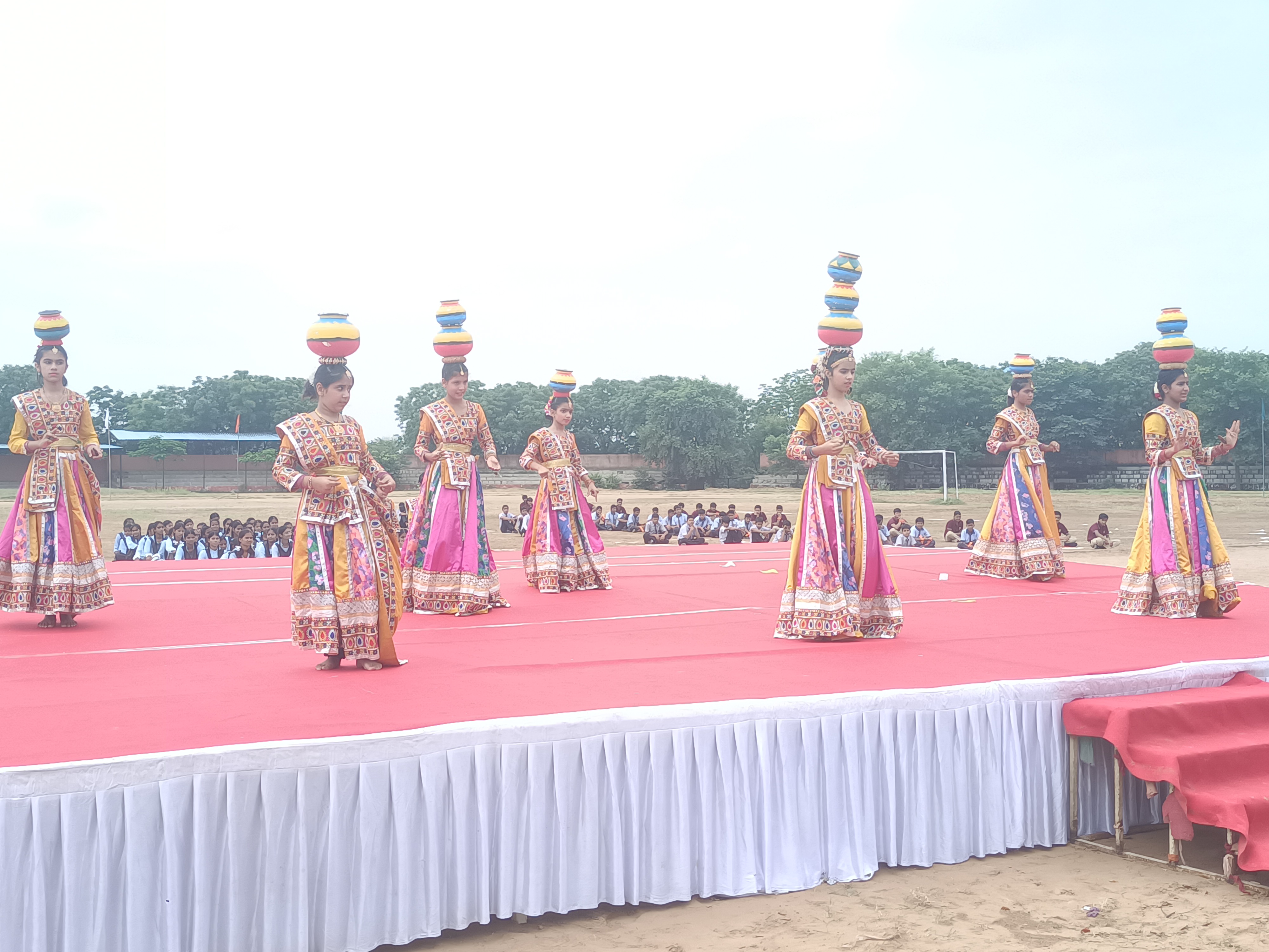 स्वर्ण जयंती स्टेडियम में स्वतंत्रता दिवस समारोह में सांस्कृतिक कार्यक्रमों की प्रस्तुतियां हुई।