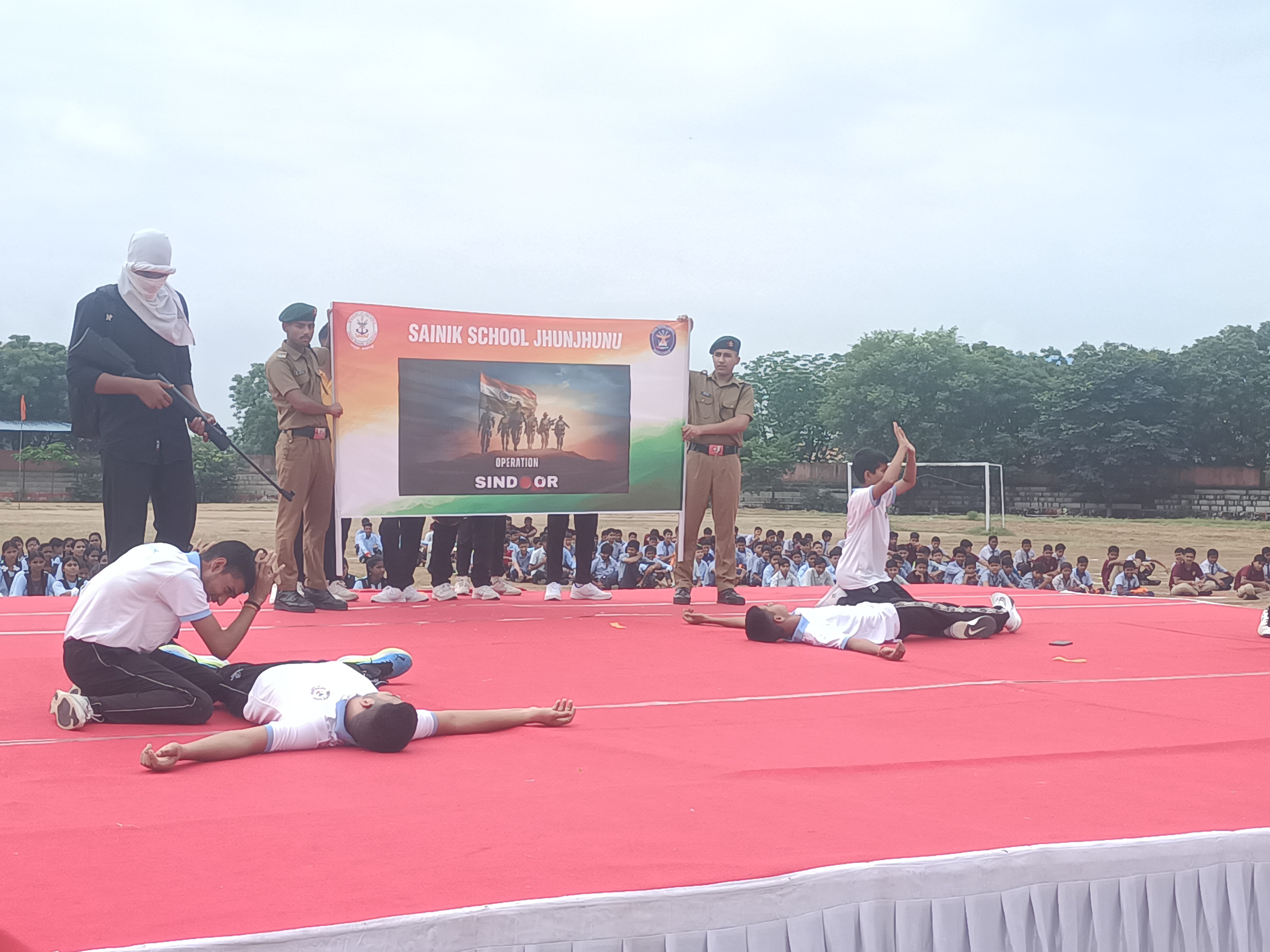 सैनिक स्कूल के छात्रों ने ऑपरेशन सिंदूर को अपनी प्रस्तुति में झलकाया।