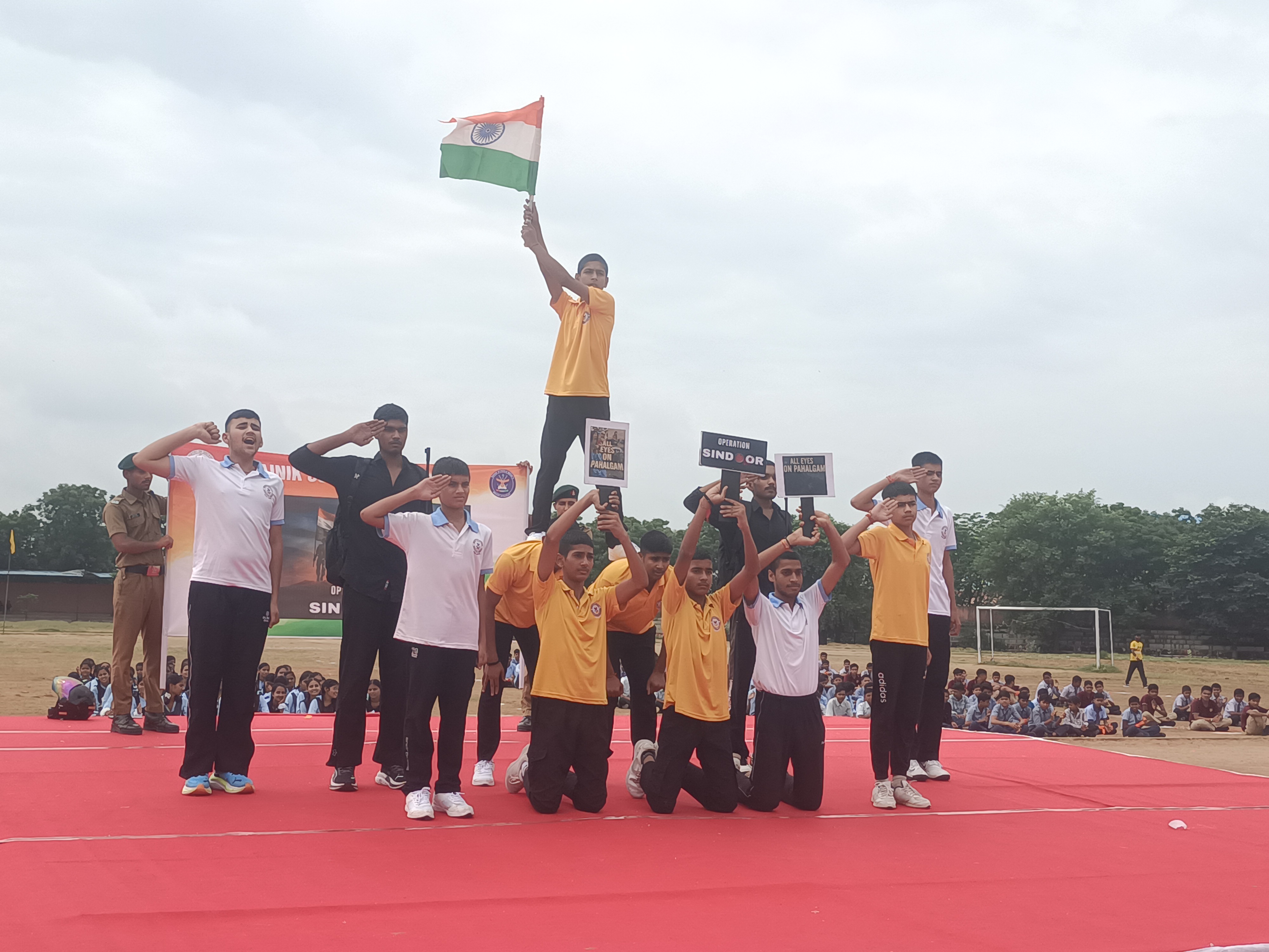 ऑपरेशन सिंदूर की प्रस्तुति के दौरान देशभक्ति का जज्बा नजर आया।