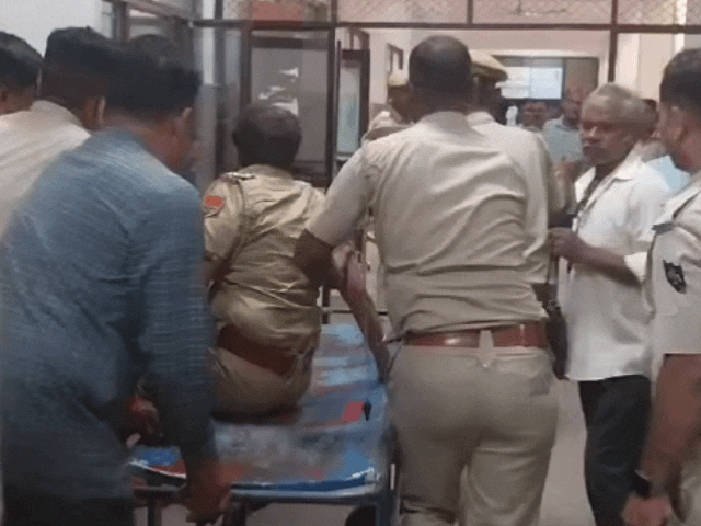 महिला पुलिस इंस्पेक्टर को भी तबीयत बिगड़ने पर एमडीएम हॉस्पिटल में भर्ती किया गया है।
