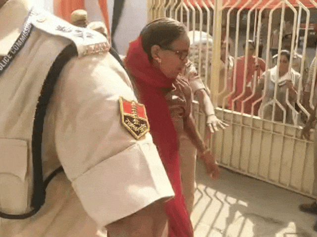 भीतर जाने के लिए पुलिस से उलझती नजर आई एक महिला।