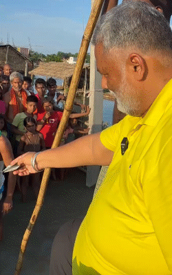 बिहार के पूर्णिया में बाढ़ पीड़ितों के बीच शुक्रवार को सांसद पप्पू यादव नाव से पहुंचे और पैसे बांटे।