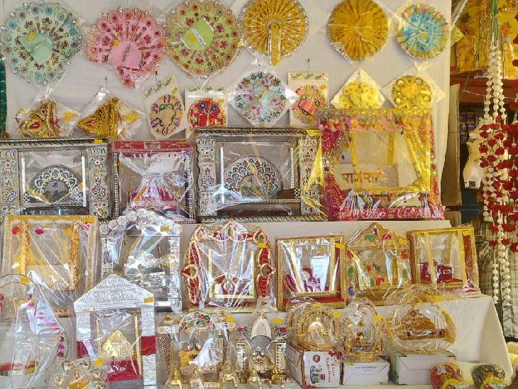 भगवान कृष्ण के लिए अलग अलग झूले बिक रहे हैं
