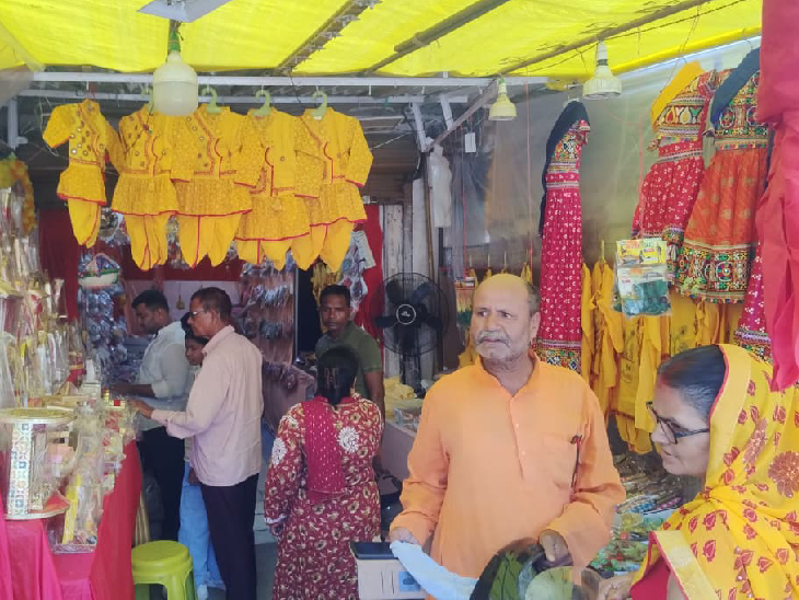 असुरन चौक पर लगे दुकानों पर खरीदारी करते कस्टमर
