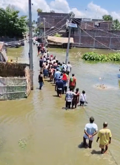 जवान के गांव में घुटने तक पानी भरा हुआ है।