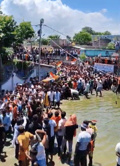 बाढ़ की वजह से गाड़ी गांव में नहीं आ पाई। जवान के पार्थिव शरीर को कंधे पर रखकर घर तक लाया गया।