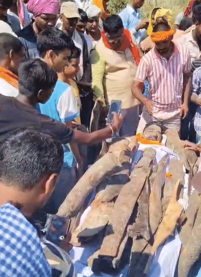 राजकीय सम्मान के साथ जवान का अंतिम संस्कार किया गया।