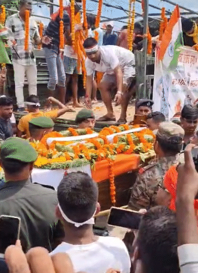 जवान के पार्थिव शरीर को ला रही गाड़ी जहां-जहां रुकी लोगों ने भारत माता के नारे लगाए।