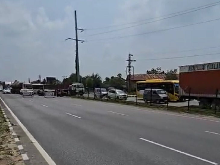 हादसे के दौरान हाइवे पर यातायात रोका और वाहनों को सर्विस लाइन पर डायर्वट किया