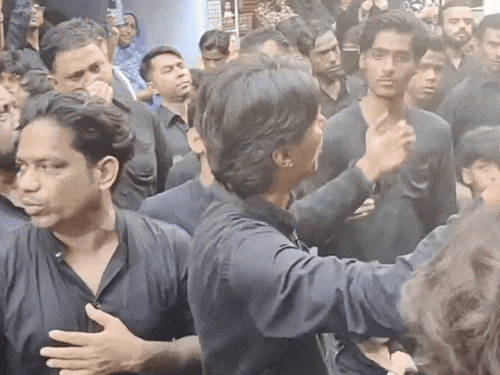 दालमंडी से उठे जुलूस में अंजुमन हैदरी चौक बनारस ने की नौहाख्वानी व मातम।