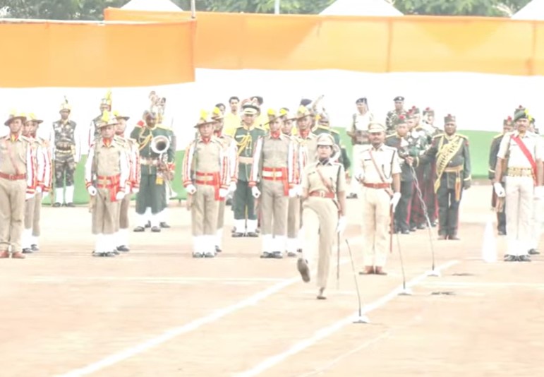 परेड रिहर्सल में जवानों का नेतृत्व करतीं महिला अधिकारी।