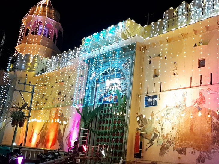 जन्माष्टमी पर पुष्टिमार्ग की प्रधानपीठ श्रीनाथजी मंदिर के मोती महल गेट पर की गई सजावट।