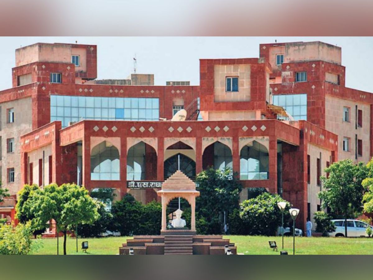 शिक्षा विभाग ने महिला टीचर को किया संस्पेंड।