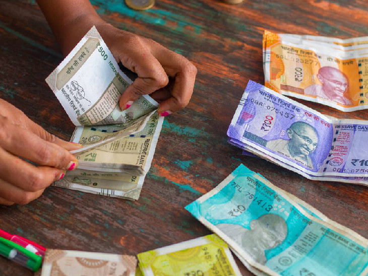 6 महीने के दौरान बैंक में पहुंचे फेक करेंसी को लेकर गांधी नगर थाने में केस दर्ज किया गया है।