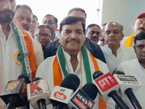 शिवपाल ने सीएम पर निशाना साधते हुए कहा कि योगी अनाप-शनाप और झूठ बोलते हैं।