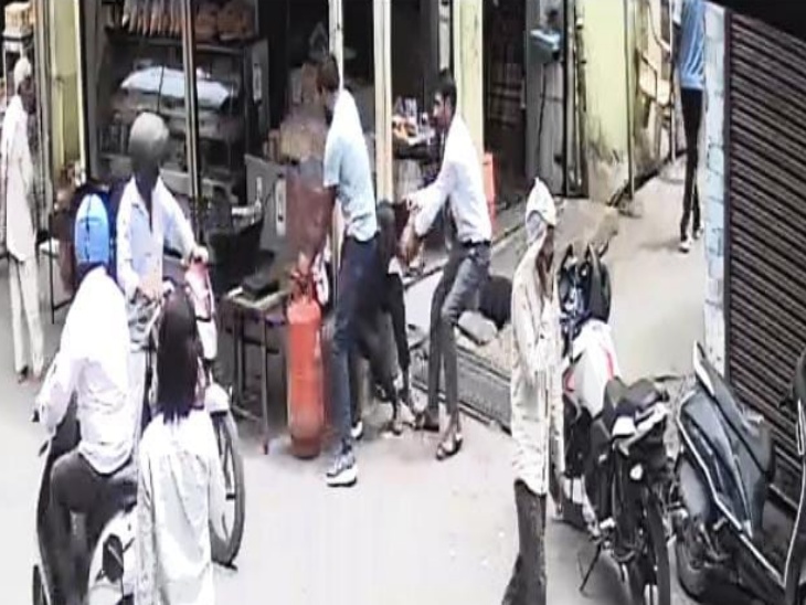 पहले इस तरह पकड़ा। उसके बाद एंबुलेंस में पटक लिया। वह चिल्लाता रहा कि उसे मार देंगे।