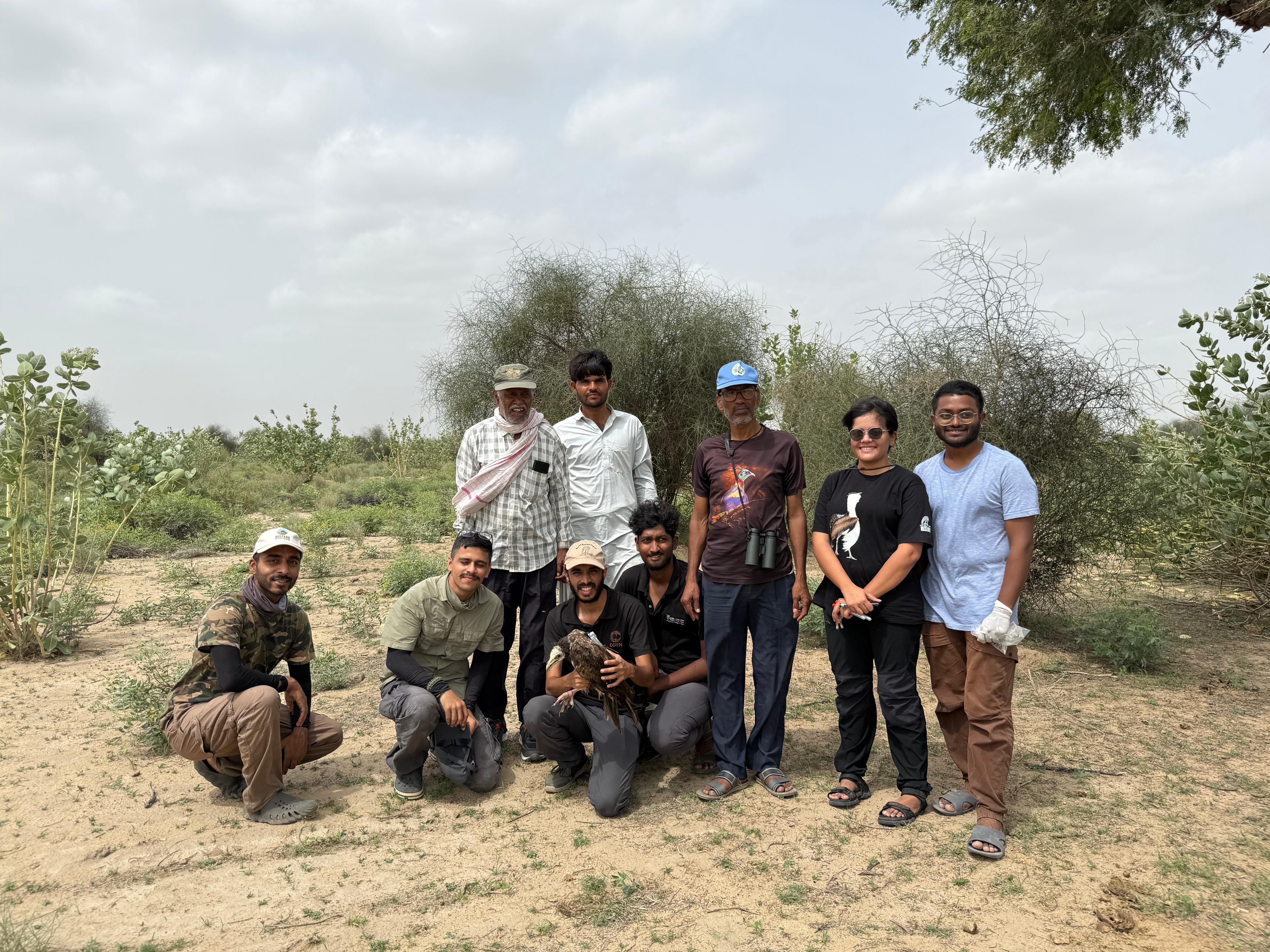 तस्वीर, डेजर्ट नेशनल पार्क में आई वैज्ञानिकों की टीम की है। ये अगले 4 महीने से भी ज्यादा वक्त तक शिकारी पक्षियों को लेकर रिसर्च करेंगे और उन्हें जिंदा रखने के तरीके सुझाएंगे।