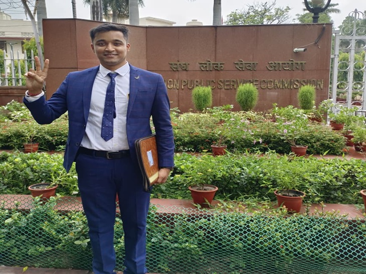 इंटरव्यू में सिलेक्शन के बाद विक्टरी का साइन बनाते डॉ. हिमांशु प्रधान।