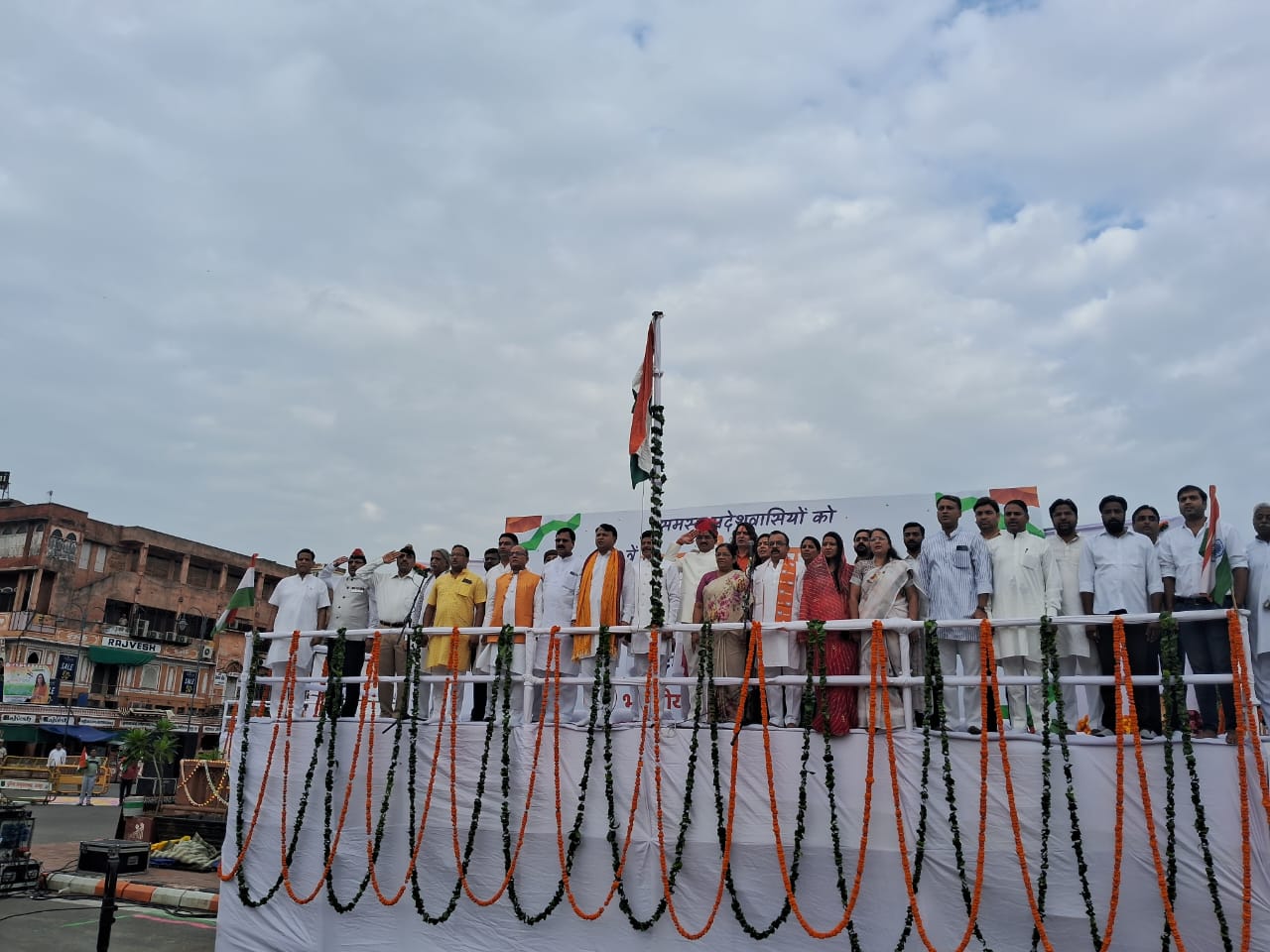 यपुर में बड़ी चौपड़ पर उप मुख्यमंत्री प्रेमचंद बैरवा ने ध्वजारोहण किया। समारोह में सांसद मंजू शर्मा, भाजपा विधायक गोपाल शर्मा और जयपुर हेरिटेज नगर निगम की मेयर कुसुम यादव मौजूद रहीं।