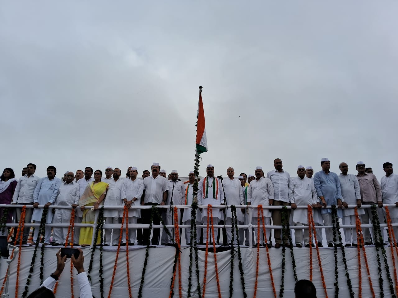 जयपुर में बड़ी चौपड़ पर नेता प्रतिपक्ष टीकाराम जूली ने झंडारोहण किया। इस दौरान पूर्व सीएम अशोक गहलोत, पीसीसी चीफ गोविंद सिंह डोटासरा समेत कांग्रेस के कई नेता मौजूद रहे।