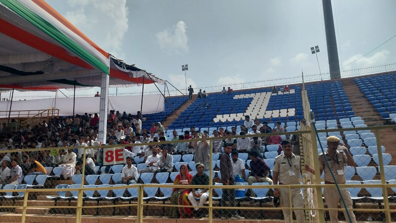 बाहर पब्लिक जूझती रही और भीतर खाली पड़ी रही कुर्सियां।