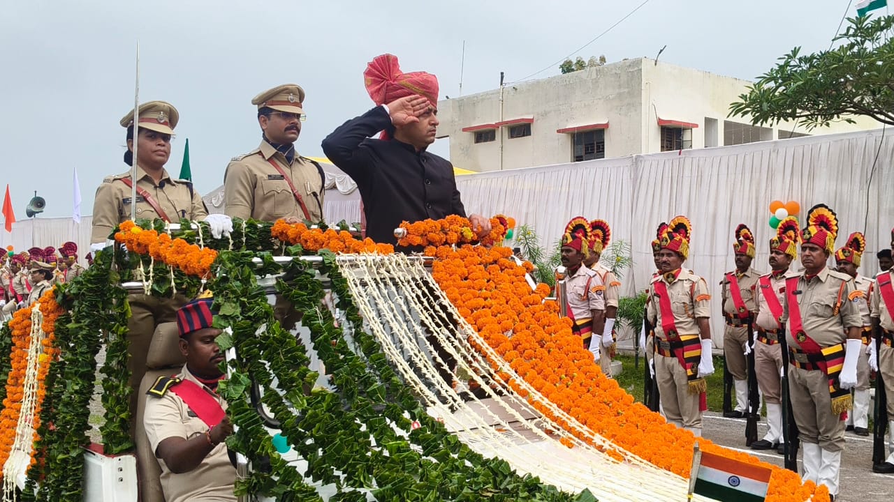 कलेक्टर दिलीप कुमार यादव एवं पुलिस कप्तान अभिनय विश्वकर्मा ने खुली जीप में सवार हो कर परेड का निरीक्षण किया।
