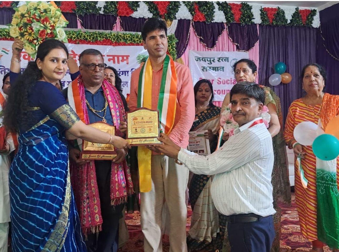 कार्यक्रम में मौजूद सैकड़ों महिलाओं और प्रबुद्ध जनों ने तालियां बजाकर उनका अभिनंदन किया।