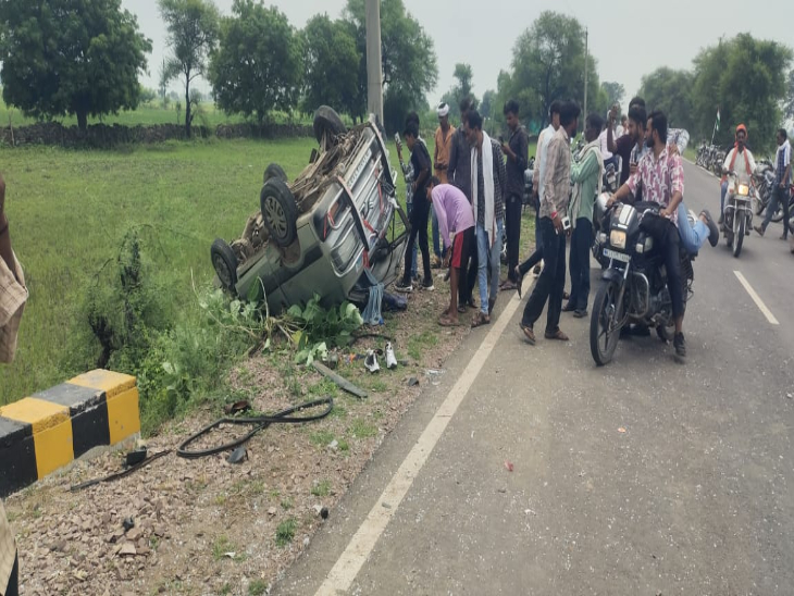 हादसे के बाद वैन पलट गई।