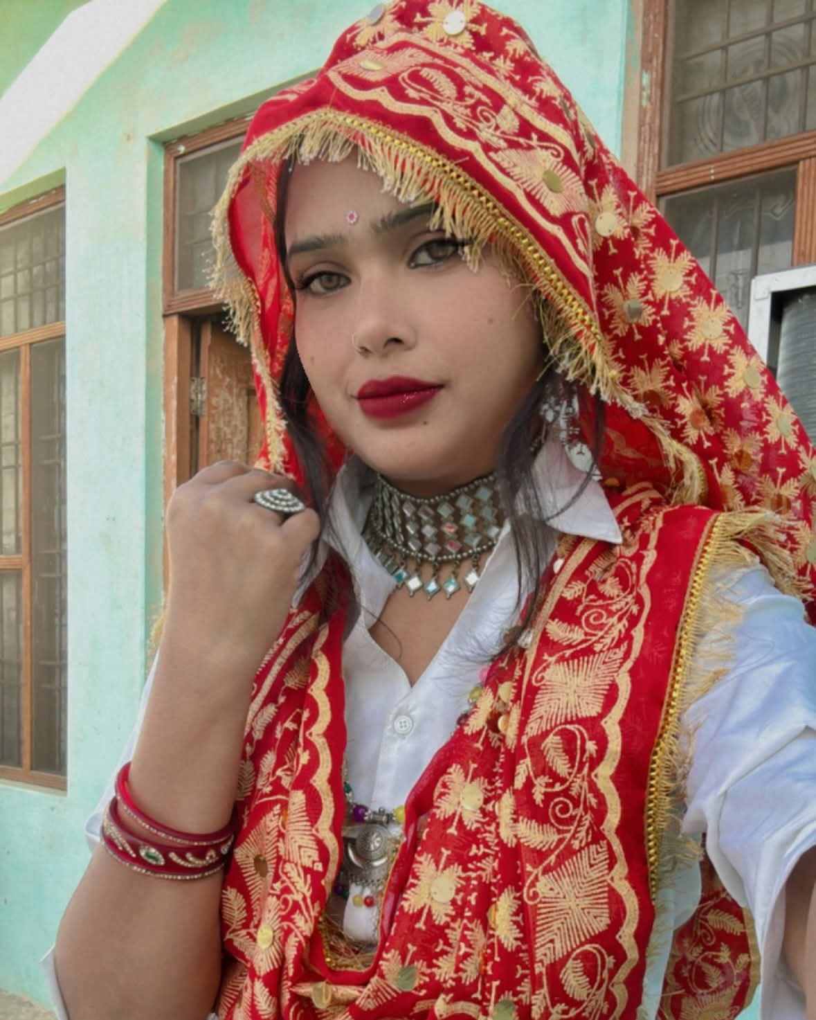 Pooja is a graduate and today she knows her by the name of robotic daughter -in -law on social media.