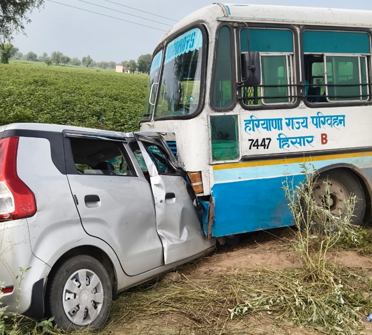हादसे में कार और बस का अगला हिस्सा बुरी तरह से क्षतिग्रस्त हो गया है।