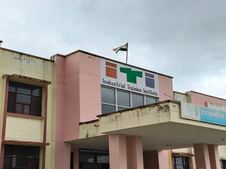 दोपहर करीब 1 बजे बाद ध्वज फहराया गया