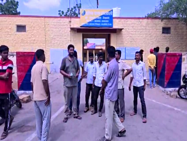 शहर कोतवाली पहुंचे म्याजलार गांव के ग्रामीण।